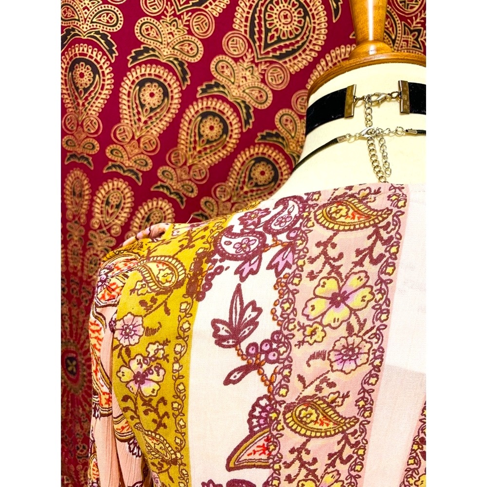 🌈 Beautiful romantic paisley top